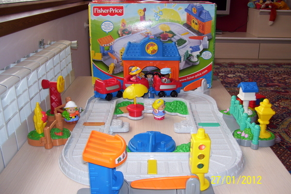 Fisher Price - влак с гара и релси ssvb_100_7509.jpg Big